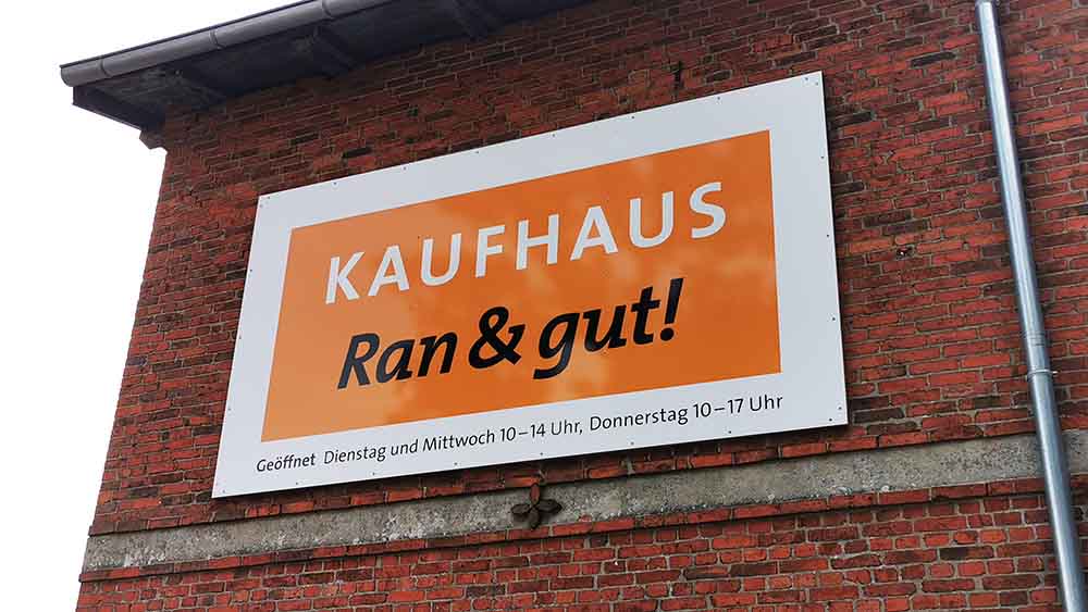 Mit einem großen Schild wirbt das Kaufhaus für sich