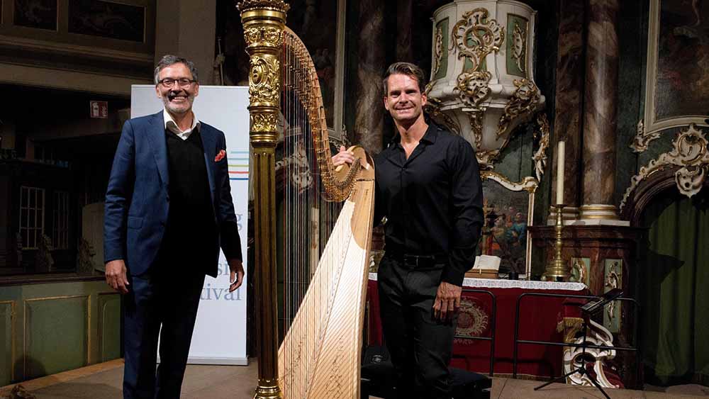 Vor zwei Jahren spielte der Harfenist Xavier de Maistre, hier mit Festivalleiter Christian Kuhnt, in der Rellinger Kirche. 2022 finden dort drei SHMF-Konzerte statt – unter anderem mit Omer Meir Wellber