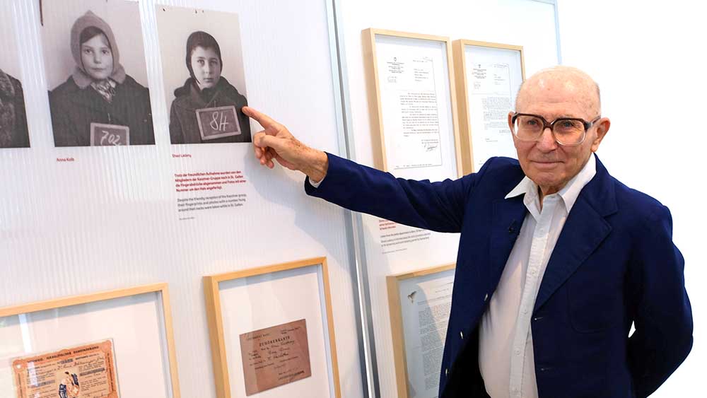 In einer Ausstellung der Gedenkstätte Bergen-Belsen zeigt Shaul Ladany auf sein Kinderfoto