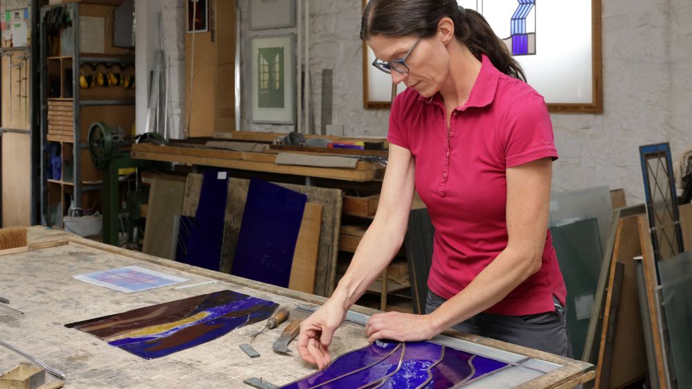 Glasermeisterin Karin Histing ist Expertin für Kirchenfenster.