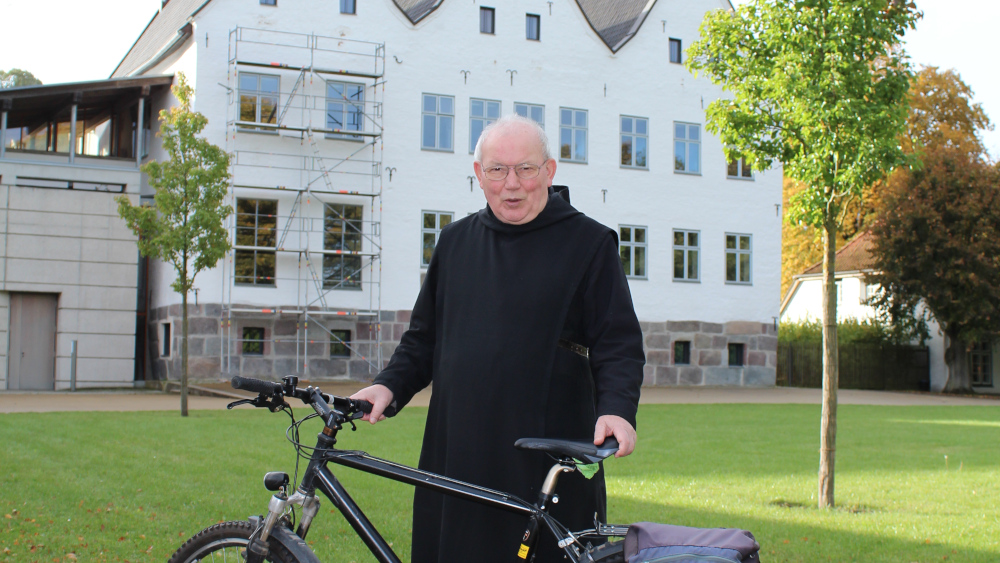 Wo ein Mönchsweg ist, ist auch ein Mönch. Bruder Matthäus vom Kloster Nütschau mit seinem Fahrrad.