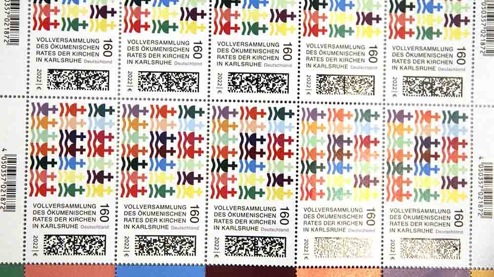 21 bunte Schiffe segeln nebeneinander für diese ÖRK-Sonderbriefmarke