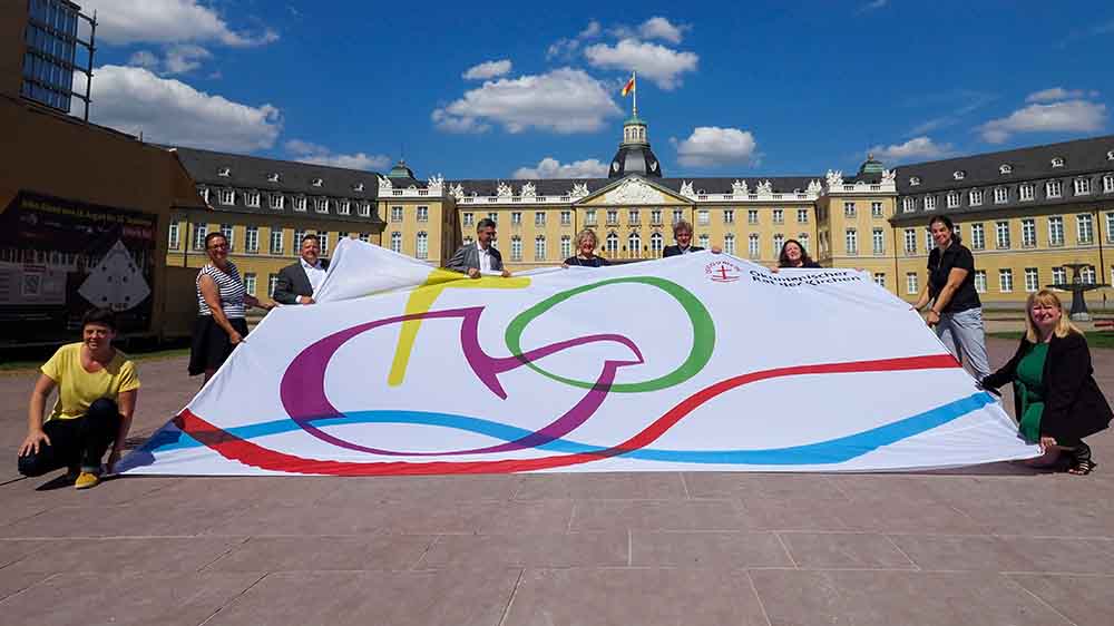 Auf dem Schlossturm in Karlsruhe ist die Fahne der ÖRK-Vollversammlung gehisst worden