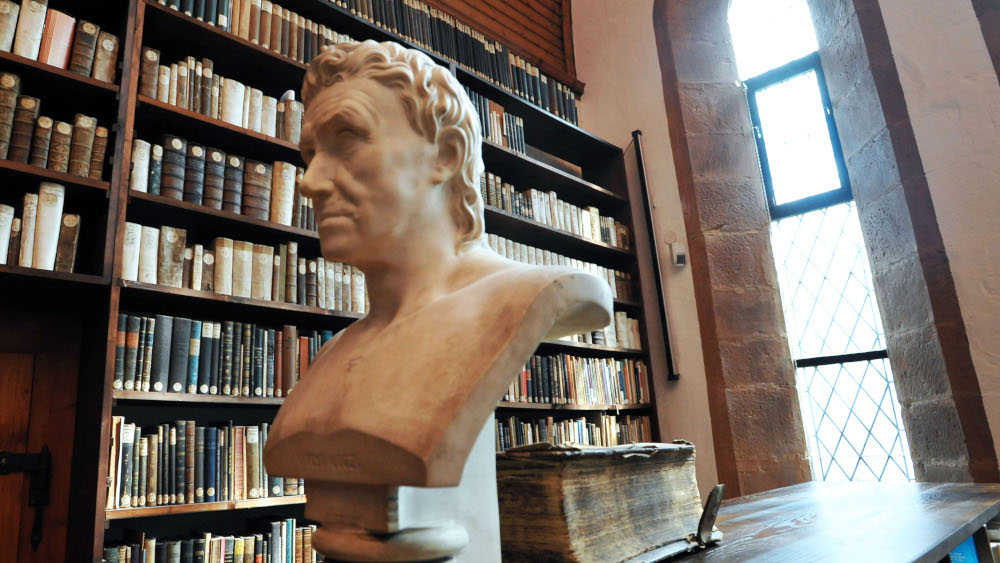 Pestalozzi-Büste in der Bibliothek des evangelischen Augustinerklosters zu Erfurt (Archivbild)