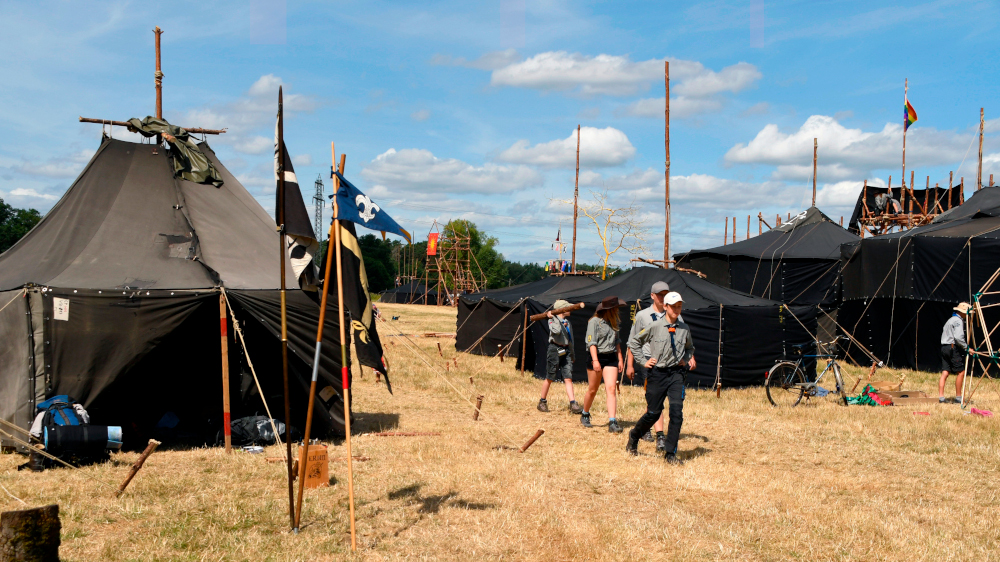 Aufbau der Zeltstadt der "Christlichen Pfadfinderschaft Deutschlands" (CPD) im niedersaechsischen Bennebostel bei Celle.