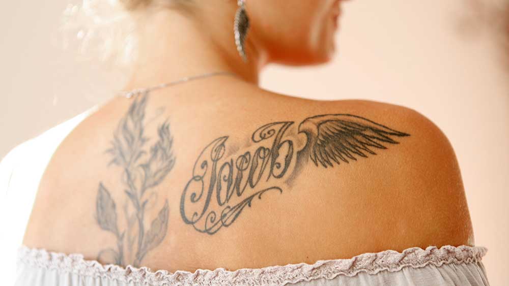 Franziska trägt den Namen ihres Bruders „Jacob“ auf ihrem Rücken. Das „halbe“ Flügelmotiv soll andeuten, das sie sich unvollständig fühlt