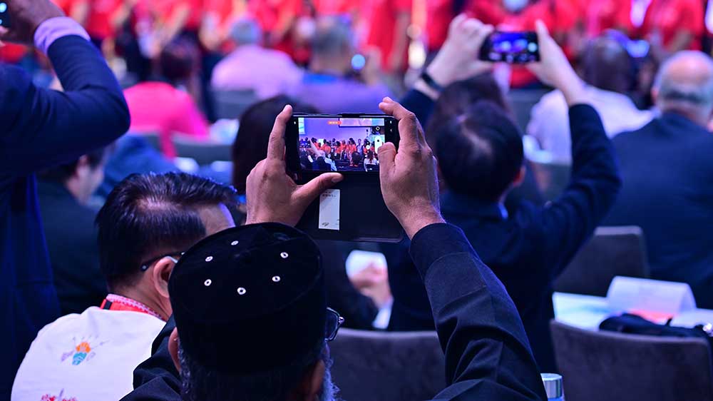 Für die Daheimgebliebenen schießen die Delegierten schnell noch ein Erinnerungsfoto