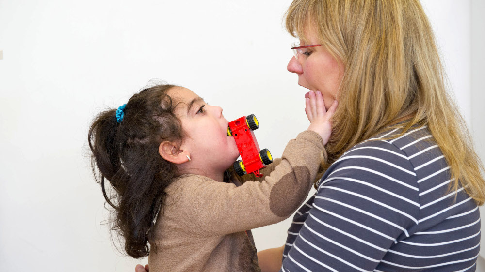 Ein schwerstbehindertes Mädchen spielt mit einer Erzieherin in einer integrativen Gruppe im Kindergarten der Lebenshilfe Braunschweig. (Symbolbild)