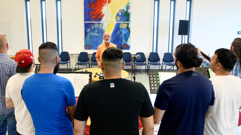 Der Gospelchor der Justizvollzugsanstalt Sehnde mit dem evangelischen Gefängnis-Seelsorger Matthias Brockes (66) als Dirigent