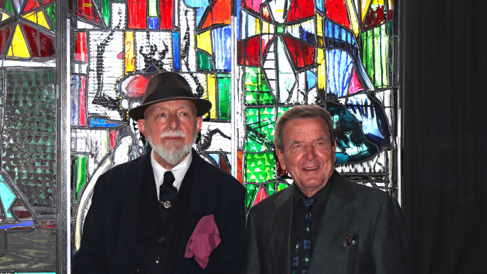 Kuenstler Markus Luepertz (Lüpertz) und Altkanzler Gerhard Schroeder vor dem Reformationsfenster in der Glasmanufaktur "Derix Glasstudios" in Taunusstein