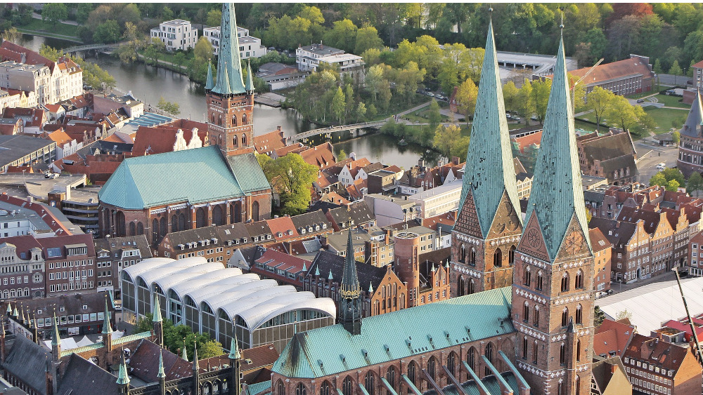 Auch Lübecks Innenstadtkirchen sollen ab 23 Uhr nicht mehr angestrahlt werden. (Symbolbild)