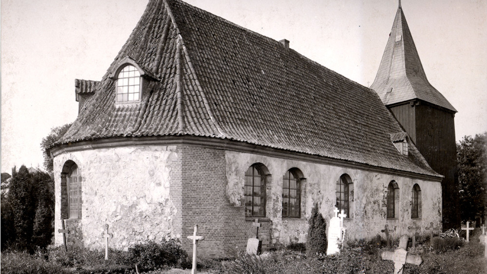 Eine Aufnahme der St.-Nicolai-Kirche vom 13. August 1903 mit dem Alten Friedhof