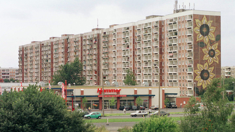 Das "Sonnenblumenhaus" in Rostock-Lichtenhagen, an dem sich vor 30 Jahren, vom 22. bis 26. August 1992, die schwersten fremdenfeindlichen Ausschreitungen nach der Wende ereigneten