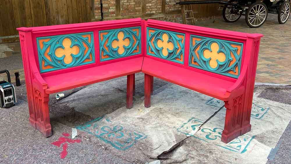 Die Kirchenbank aus Bad Liebenzell soll zum neuen Studio-Inventar gehören