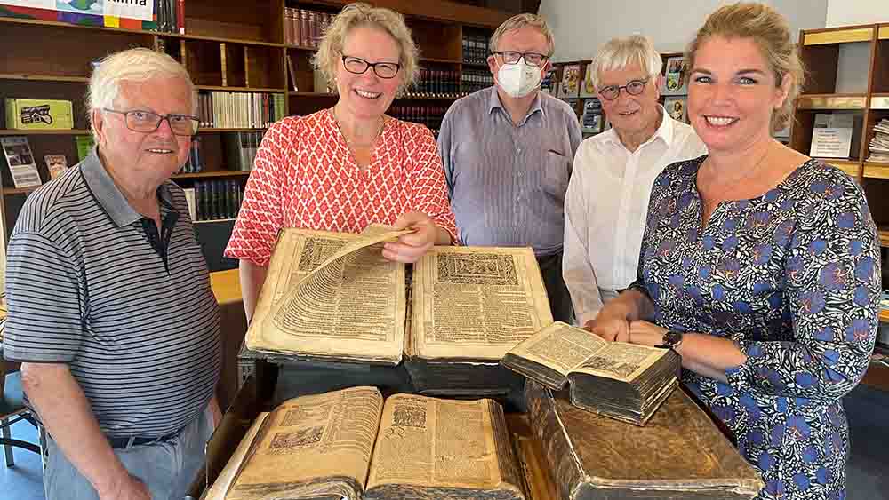 Stolz auf die Bibeln (v.l.): Pastor Wilfried Haase, Kirsten Kurpeik, Dr. Thomas Lux, Dr. Wolfgang Schellmann und Claudia Kalisch