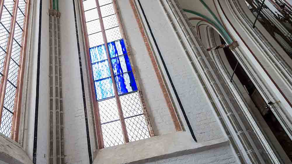 So wie in diesem Musterfenster soll es später im Schweriner Dom aussehen