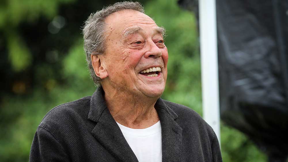 Der Künstler Günther Uecker spendiert dem Schweriner Dom seiner Fenster-Entwürfe (Archivbild)