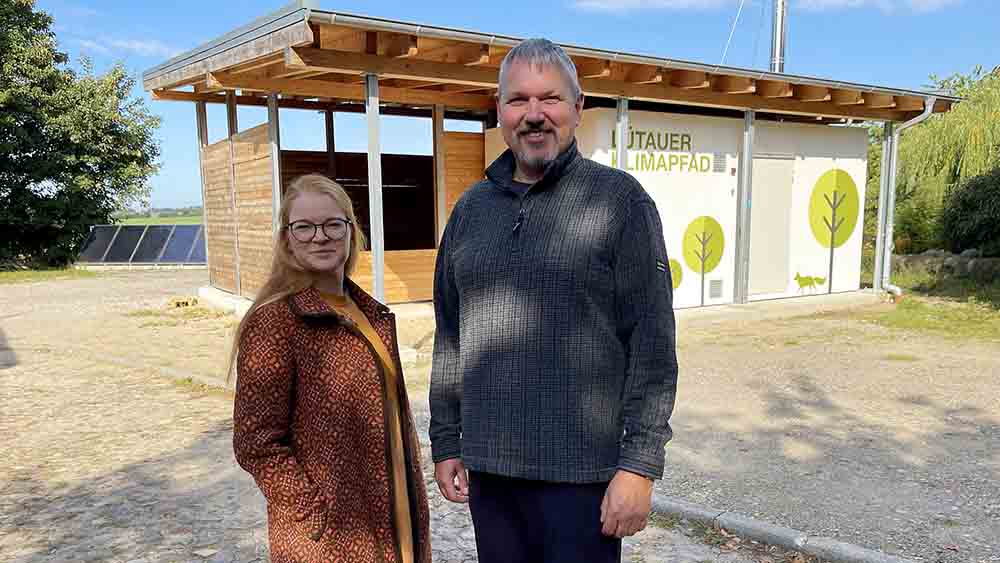 Hier wird geheizt: Pastorin Johanna Lembcke-Oberem und Michael Eggers, Vorsitzender des Kirchengemeinderats, vor dem Heizhaus in Lütau