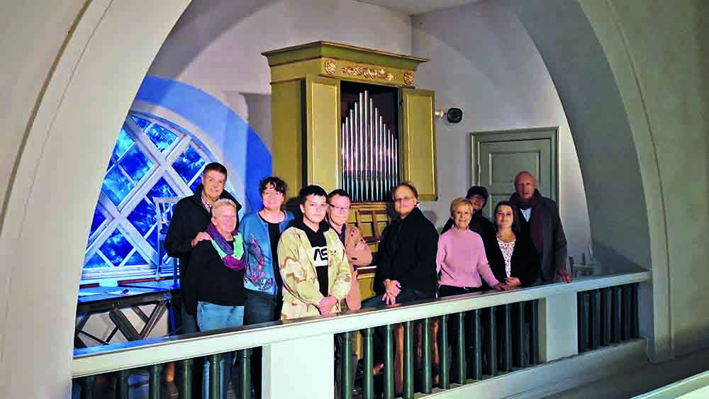 Das Team der Hörspielgruppe auf der Empore vor der italienischen Orgel