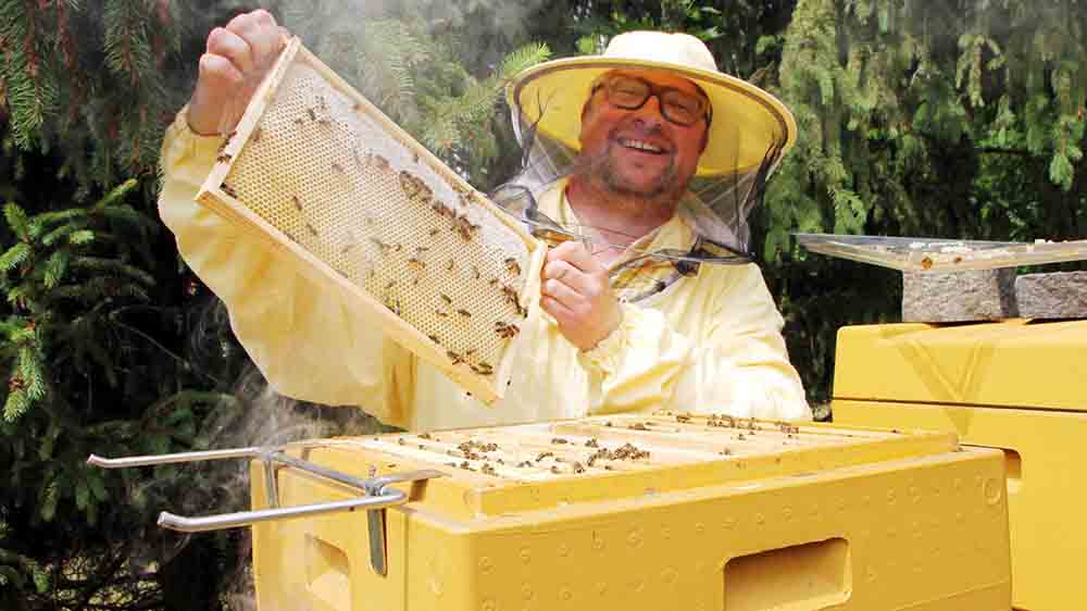 Jonas Görlich, geschützt durch Imkeranzug und Haube, bei seinem Hobby