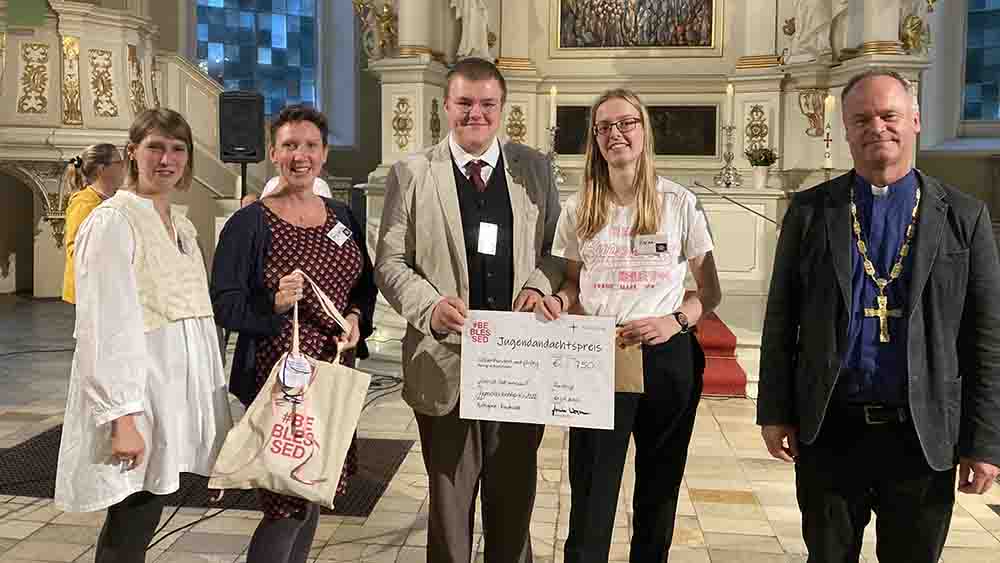 Bei der Vergabe des Jugend-  andachts- preises der Nordkirche (v.l.): Pastorin Jil Becker, Franziska Voß, Max Dräger, Karina Kühl, Bischof Tilman Jeremias