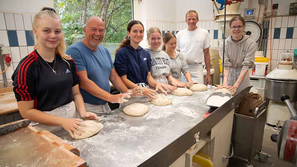 Image - Hier backen Konfis Brot für die Welt
