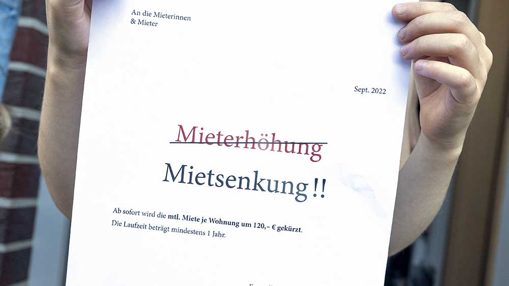 Hier steht es Schwarz auf Weiß Foto: Swaantje Hehmann / epd