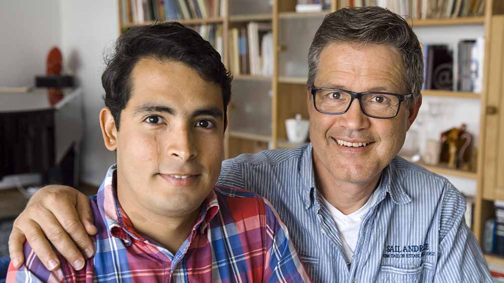 Gerd-Peter Münden mit seinem Ehemann Esteban Builes-Münden