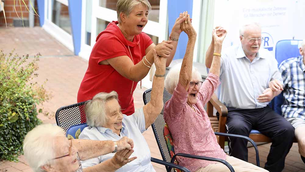 Bei den Bewohnerinnen herrscht während des Auftritts gute Laune