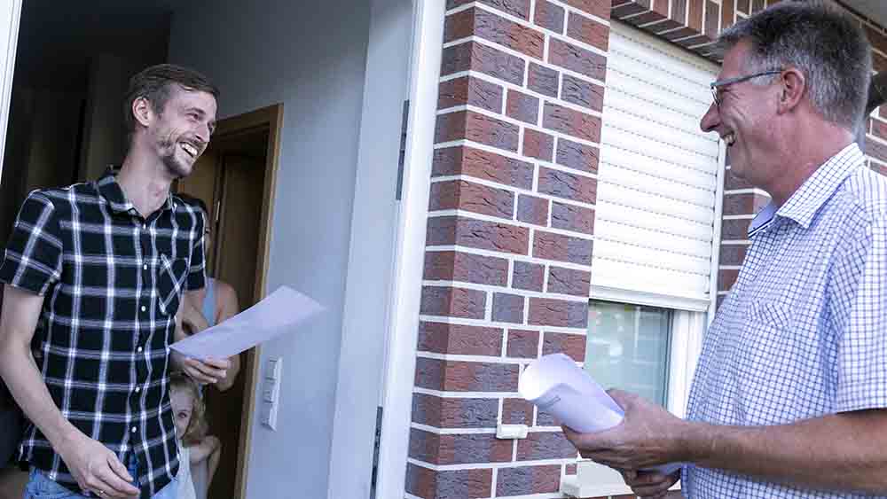 Miete gesenkt: Norbert Fentker (re.) überbringt seinen Mietern die gute Nachricht