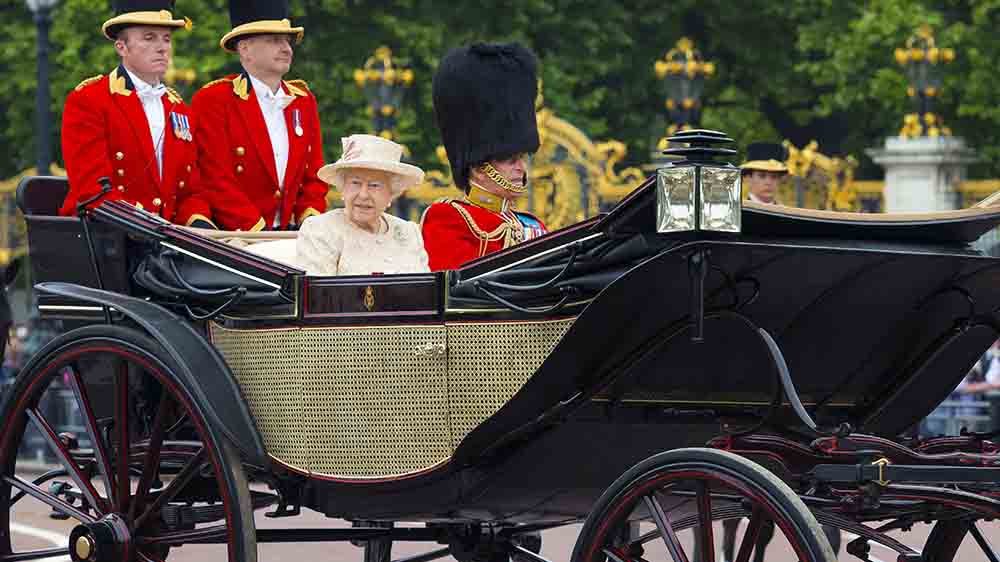 Im Juni 2015 fährt Königin Elizabeth zur jährlichen Militärparade "Trooping the colour"