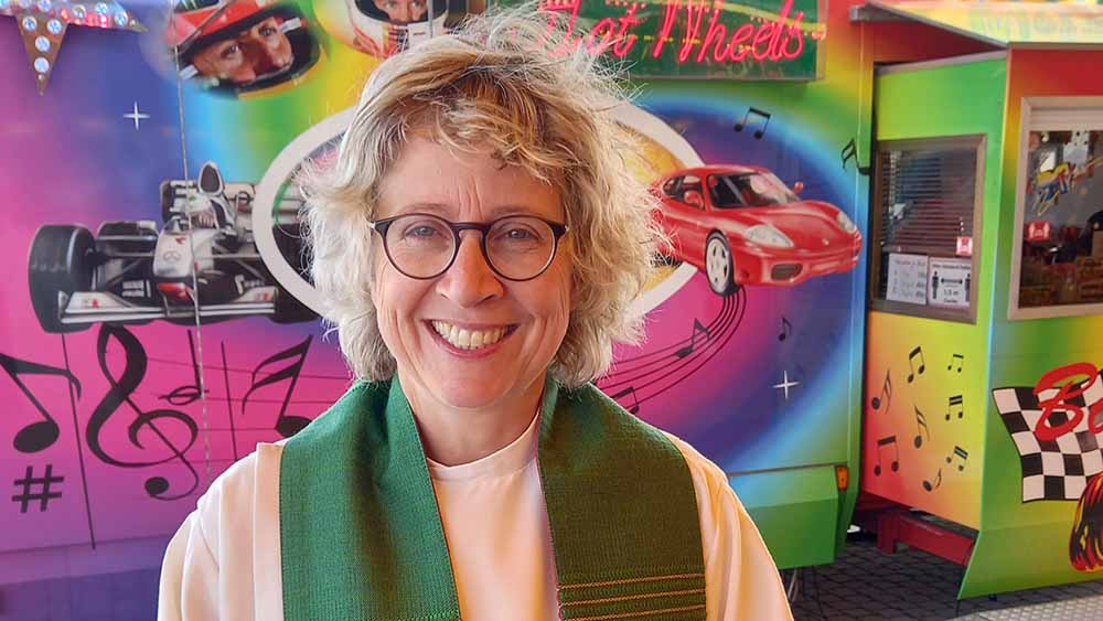 Schaustellerseelsorgerin Elisabeth Lange im Autoscooter nach einem Gottesdienst in Ribnitz