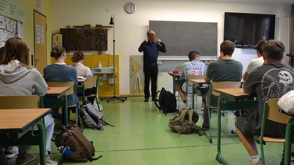 Image - Ein Bischof wird zum Lehrer