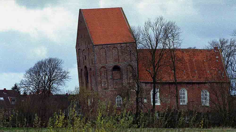 Schief, aber nicht mehr schief genug: der Kirchturm von Suurhusen in Ostfriesland