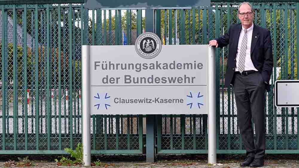 Militärdekan Andreas-Christian Tübler vor den Toren der Führungdakademie der Bundeswehr