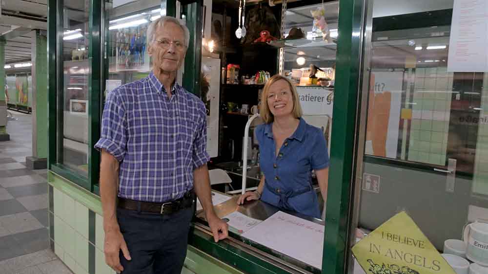 Christoph Busch und Britta Hake hören den Menschen in der U-Bahnhaltestelle zu