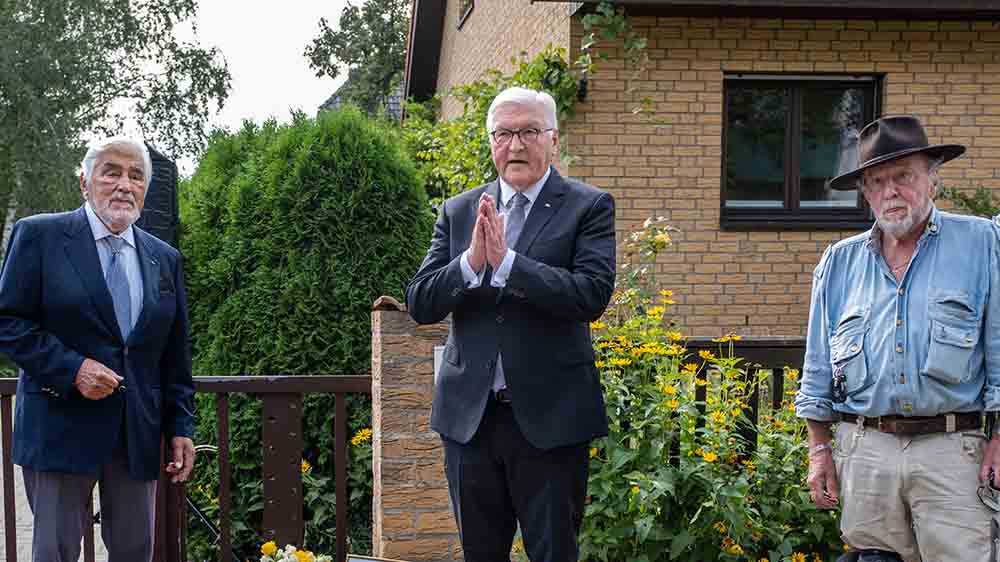 Im August 2021 verlegt Gunter Demnig in Berlin einen Stolperstein mit Schauspieler Mario Adorf und Bundespräsident Frank-Walter Steinmeier