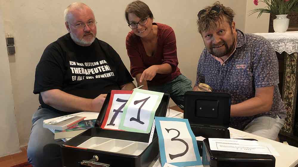 Kleine Tipps auf dem Weg zur Lösung gibt Gemeindepädagogin Caroline Wolters an Peter Senz (li.) und Hendrik Fulda
