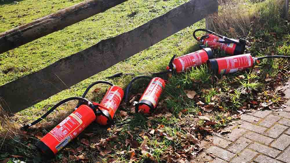 Mit diesen Feuerlöschern versuchten Passanten und der Leiter der Einrichtung, das Feuer einzudämmen, bevor die Wehr eintraf