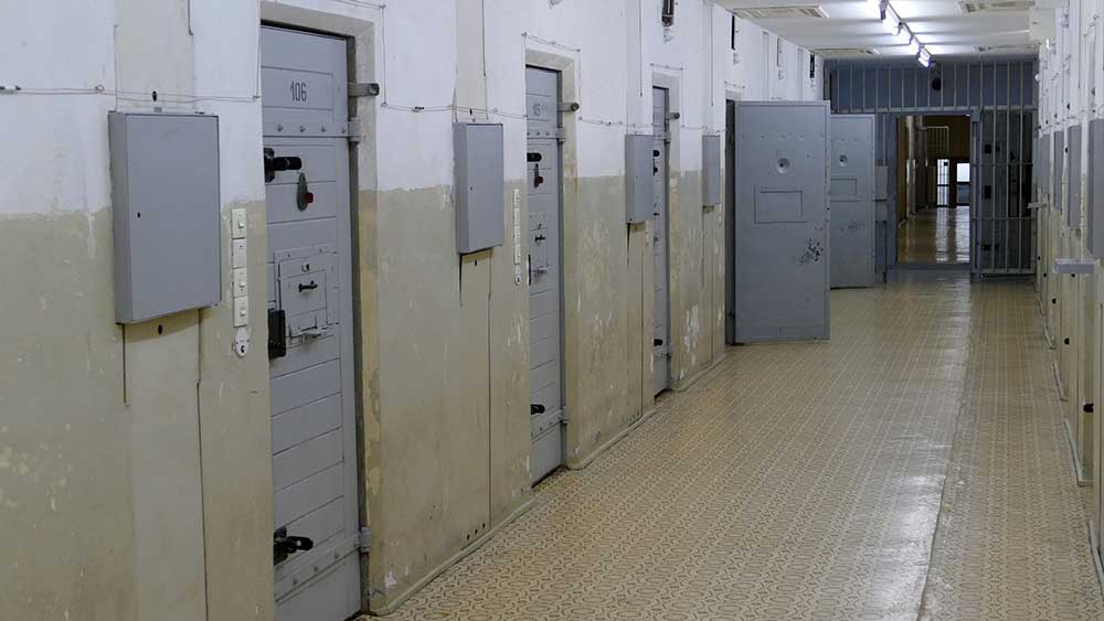 Flur eines Gefängnisses mit geschlossenen Türen