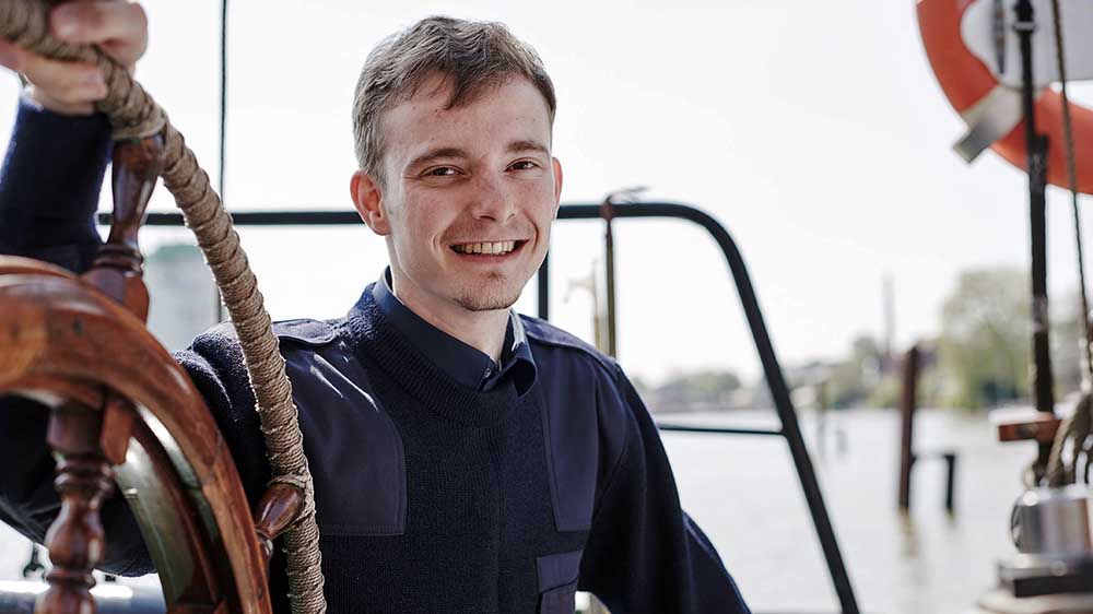 An Bord des zivilen Seenotrettungsschiffs "Iuventa" rettete Jona Buja Flüchtlinge