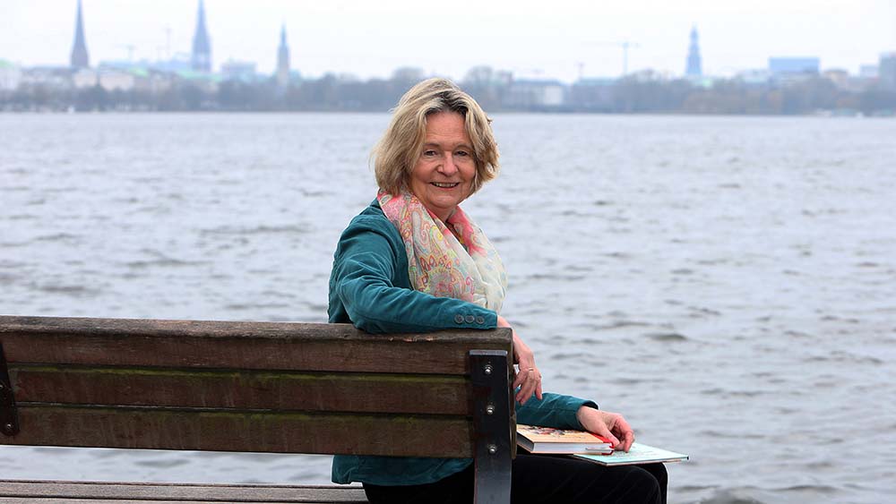 Kirsten Boie am Ufer der Hamburger Alster