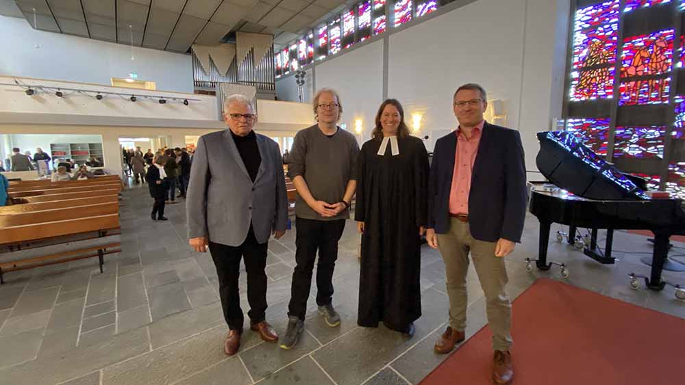 Zur Einweihung empfängt Kirchenkreis-Kantor Stephan Reinke viele Gäste