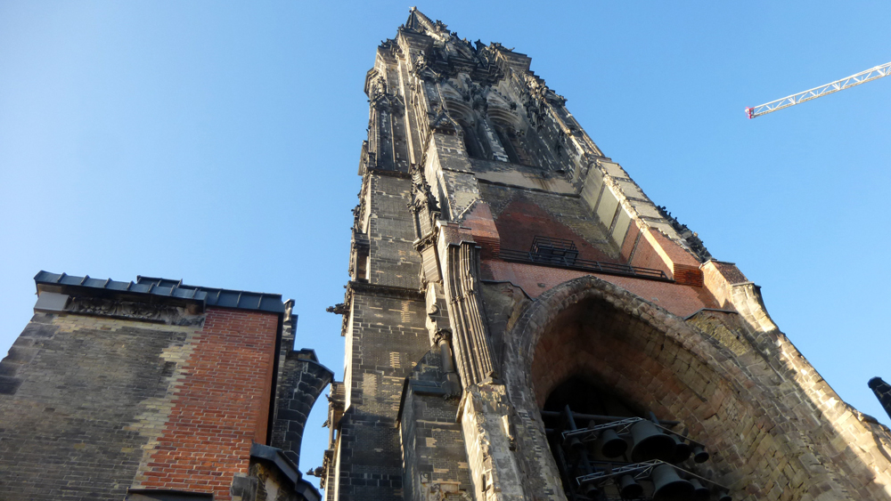Mehr als drei Jahre lang war der Turm des Hamburger Mahnmals St. Nikolai (Willy-Brandt-Straße) hinter einem Gerüst versteckt – pünktlich zum Weihnachtsfest ist er wieder frei.
