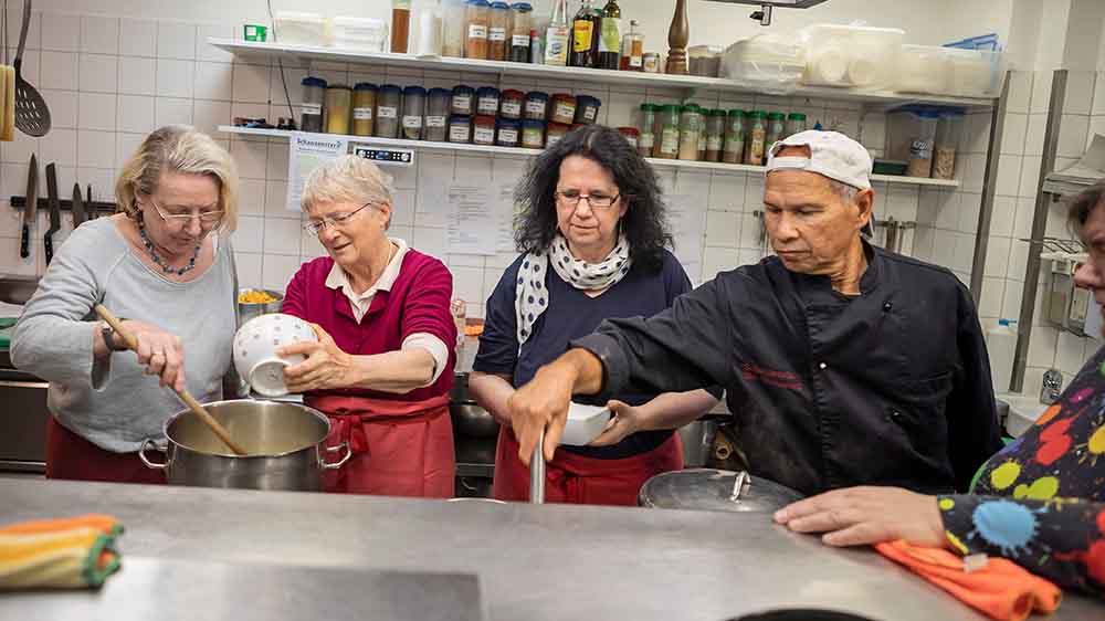 Gemeinsames Kochen (v.l.): Heidi Dreessen, Trauerbegleiterin  Isabelle, Doris und Amat Hawae