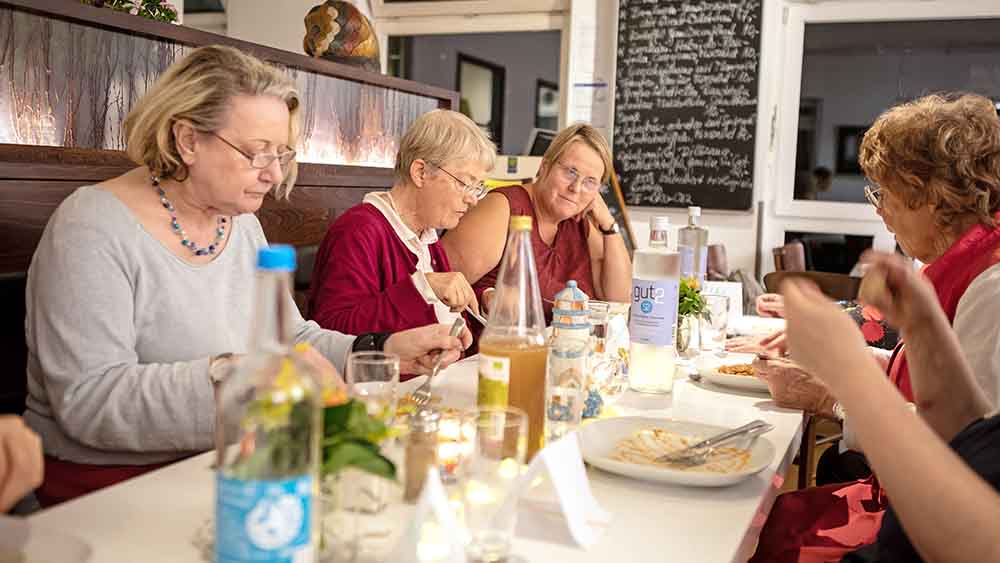 Nacht getaner Arbeit wird gemeinsam gegessen