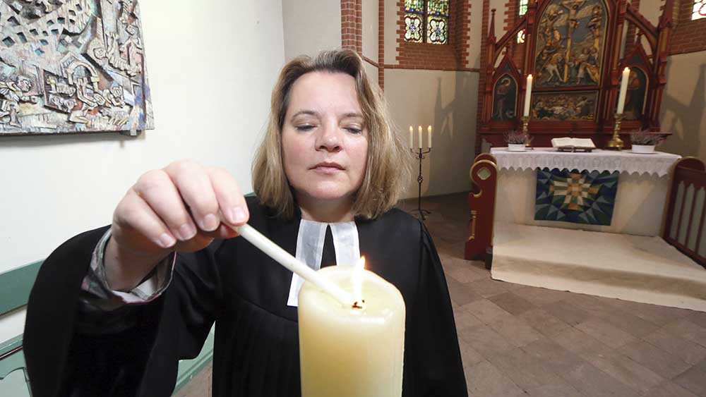 Früher Bau-Ingenieurin und Sängern, heute Pastorin: Ulrike Meyer in der in der evangelischen St.-Jakobi-Kirche in Hanstedt bei Hamburg