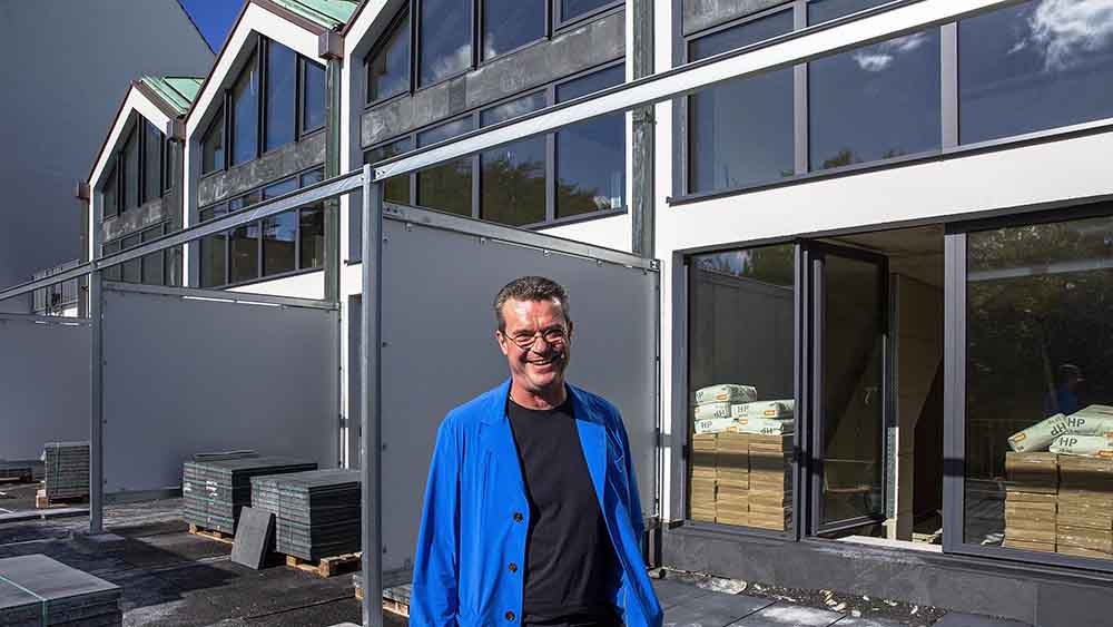 Invesotr Dirk Felsmann zeigt die Terrassen der künftigen Wohnungen Foto: Stefan Heinze / epd