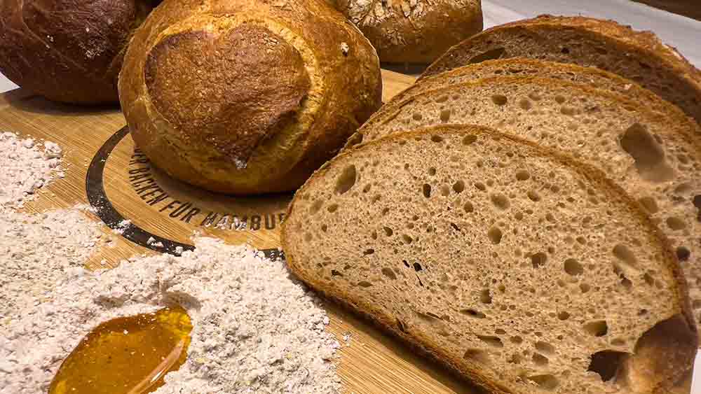 Image - Kirsten Fehrs präsentiert “Bischöfinnen-Brot”