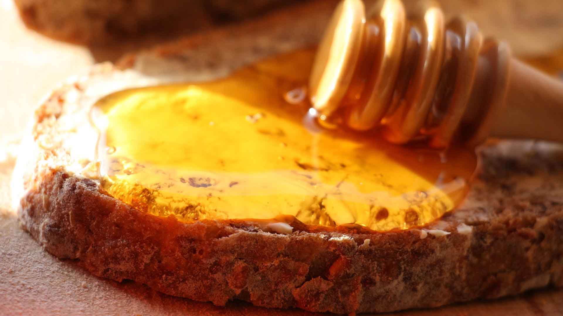 Für die Geborgenheit kommt Honig aufs Brot